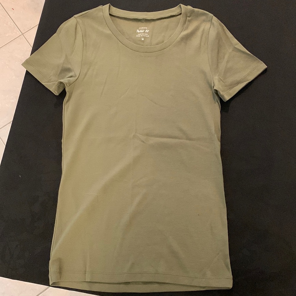 womens J.crew perfect fit army green short sleeve. size M